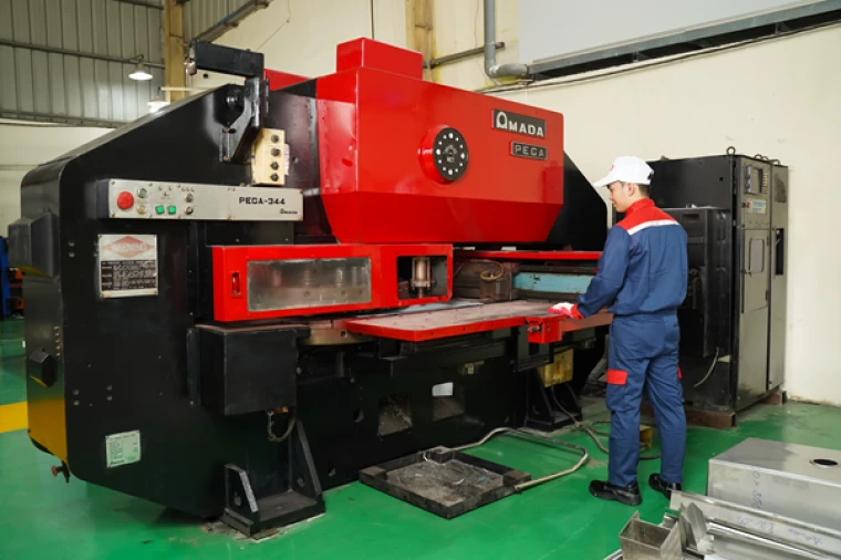 Máy đột CNC, Thương hiệu: Amada– Japan