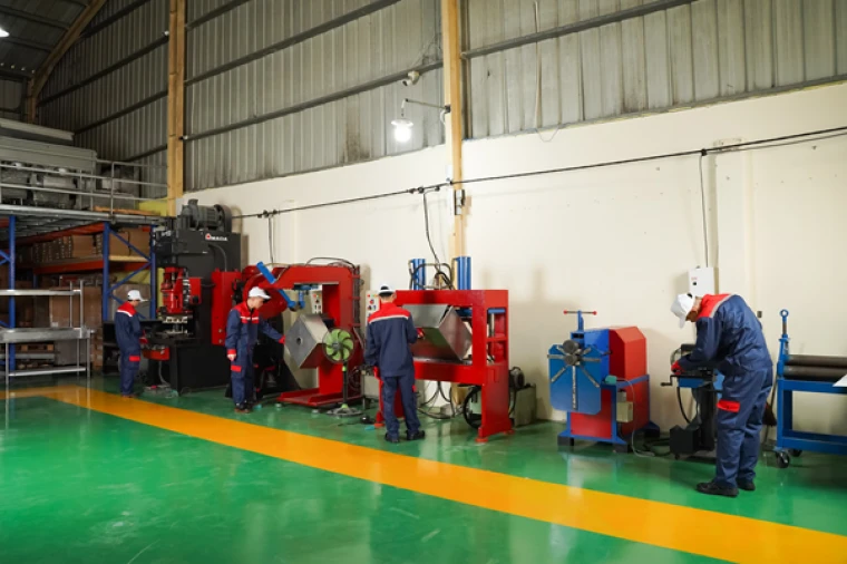 Hệ thống máy gia công hộc chậu, máy uốn ống, máy lốc tôn…được chế tạo riêng đáp ứng tiêu chuẩn kỹ thuật cao nhất trong lĩnh vực gia công cơ khí
